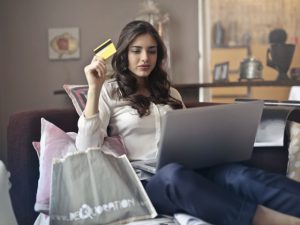 Kvinna handlar online